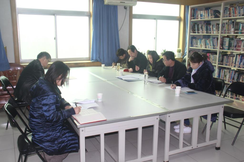 公司党委书记邵晓慧主持会议